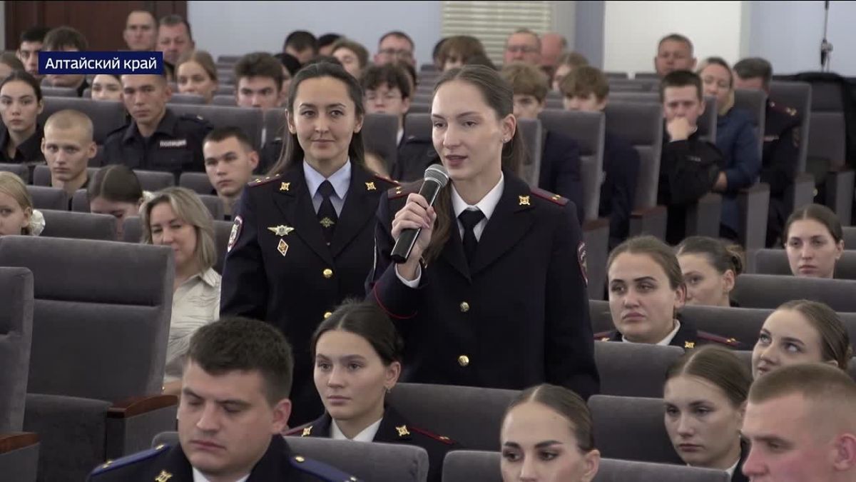 В полицейском Главке Алтайского края прошел форум молодых сотрудников органов внутренних дел. Участковые уполномоченные, следователи, эксперты, оперуполномоченные, инспекторы ГАИ смогли поучаствовать во встречах...