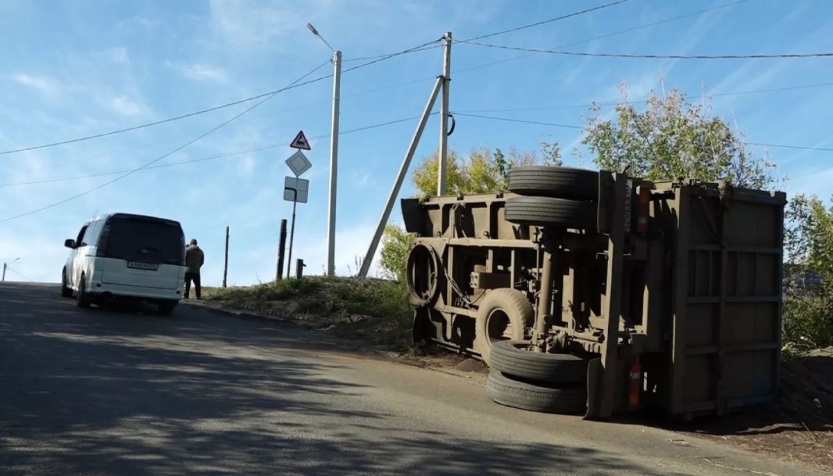 На спуске к понтонному мосту в Бийске опрокинулся прицеп грузовика На спуске к понтонному мосту в Бийске опрокинулся прицеп грузовика