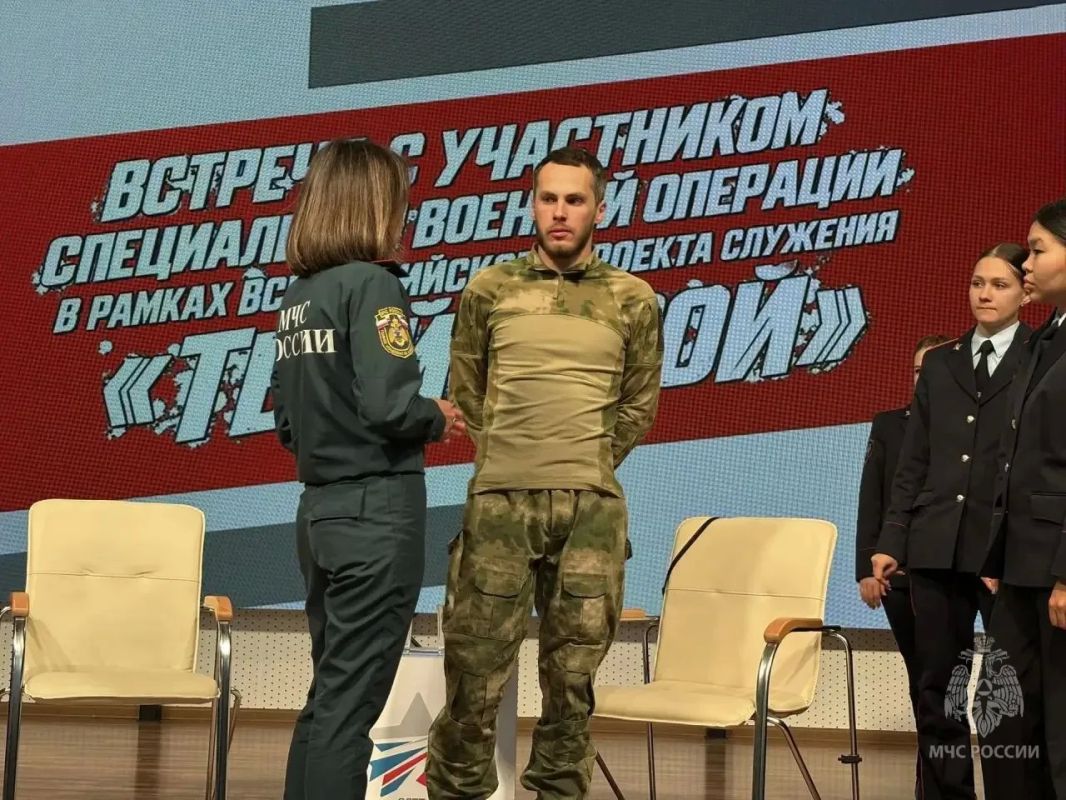 #МЫВМЕСТЕ: представители Молодёжного совета МЧС Алтайского края встретились с ветераном СВО