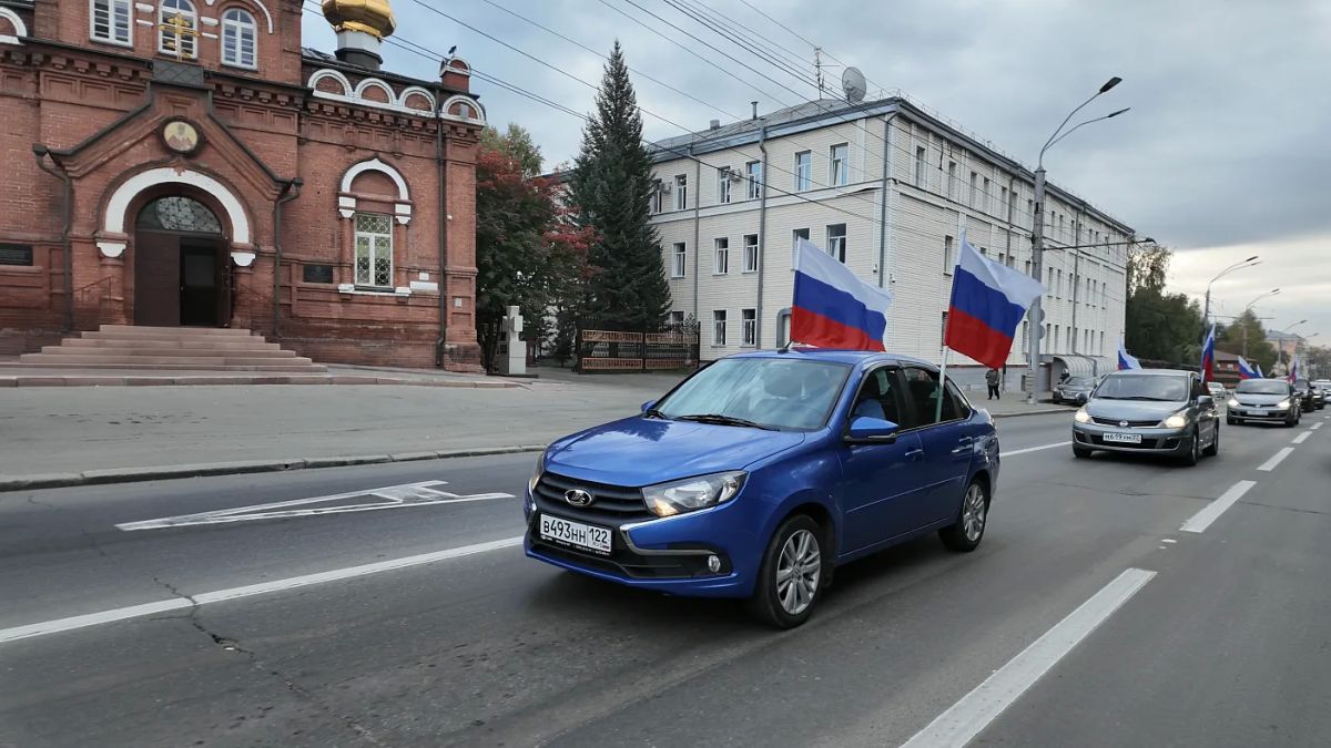 В Барнауле прошел автопробег, посвященный годовщине воссоединения новых регионов с Россией В Барнауле прошел автопробег, посвященный годовщине воссоединения новых регионов с Россией