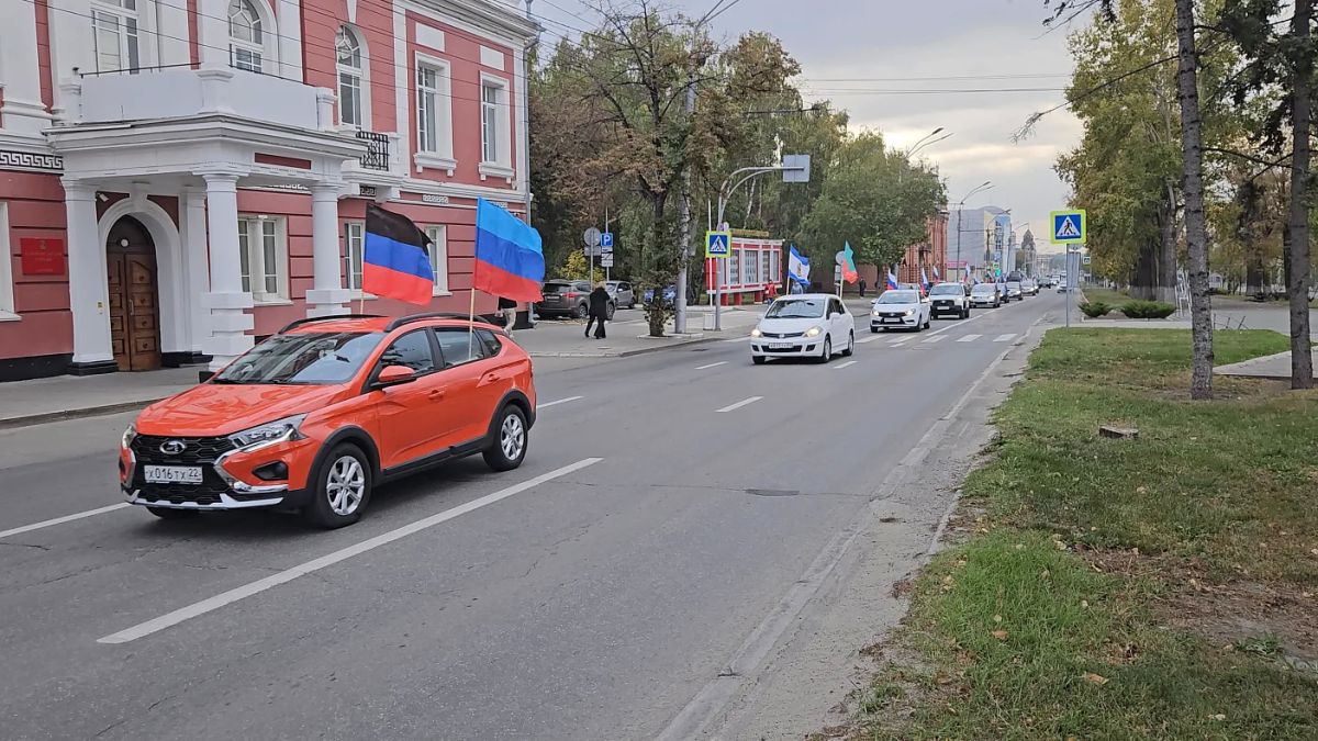 В Барнауле прошел автопробег, посвященный годовщине воссоединения новых регионов с Россией В Барнауле прошел автопробег, посвященный годовщине воссоединения новых регионов с Россией