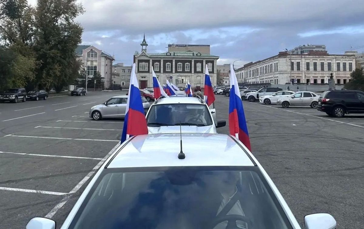 В Барнауле прошел автопробег, посвященный годовщине воссоединения новых регионов с Россией В Барнауле прошел автопробег, посвященный годовщине воссоединения новых регионов с Россией