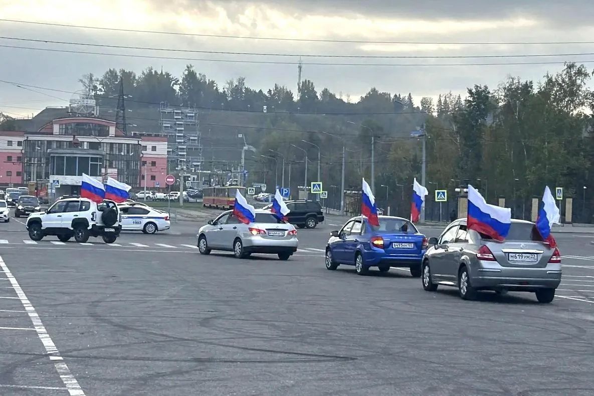 В Барнауле прошел автопробег, посвященный годовщине воссоединения новых регионов с Россией В Барнауле прошел автопробег, посвященный годовщине воссоединения новых регионов с Россией