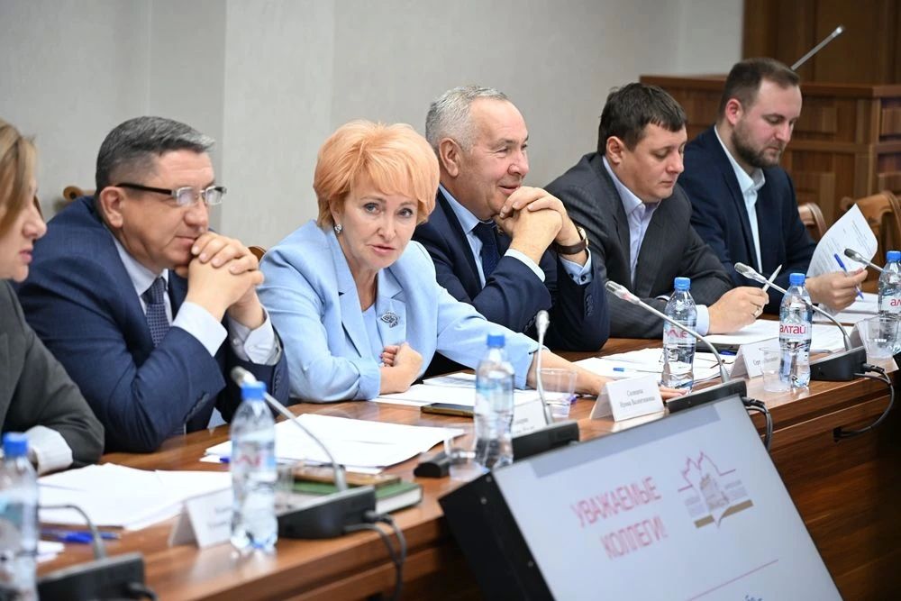 Оргкомитет по подготовке первой сессии 9-го созыва АКЗС предложил кандидатуры на должности спикера краевого парламента, председателей комитетов и их заместителей Оргкомитет по подготовке первой сессии 9-го созыва АКЗС предложил кандидатуры на должности спикера краевого парламента, председателей комитетов и их заместителей