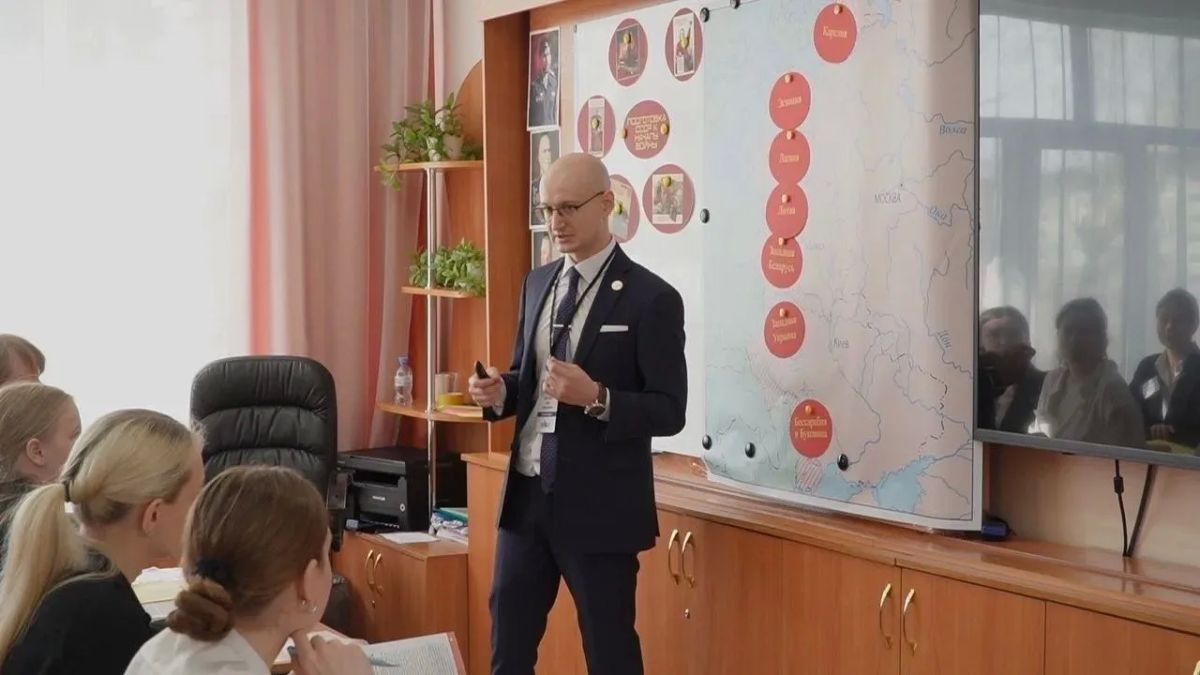 "Бийск в лицах": Иван Дмитриев — учитель, влюблённый в своё дело "Бийск в лицах": Иван Дмитриев — учитель, влюблённый в своё дело