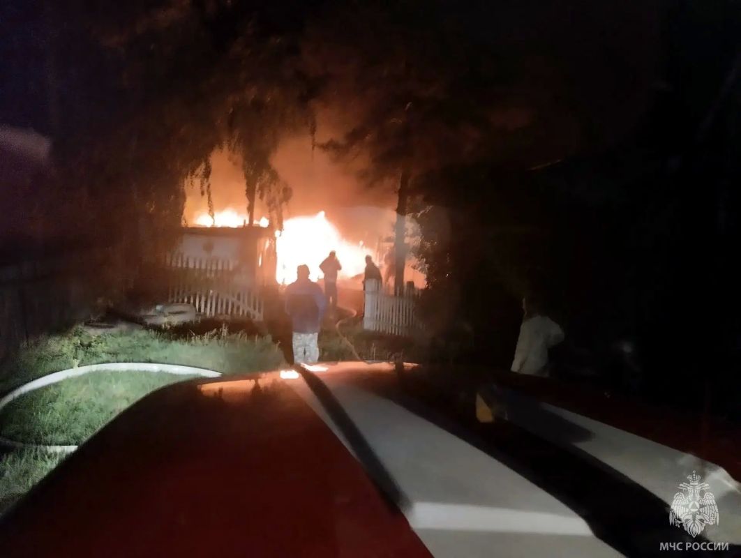 На пожаре спасены люди. Накануне вечером в райцентре Бурла произошёл пожар в надворных постройках (под одной кровлей - баня, летняя кухня и гараж) На пожаре спасены люди. Накануне вечером в райцентре Бурла произошёл пожар в надворных постройках (под одной кровлей - баня, летняя кухня и гараж)