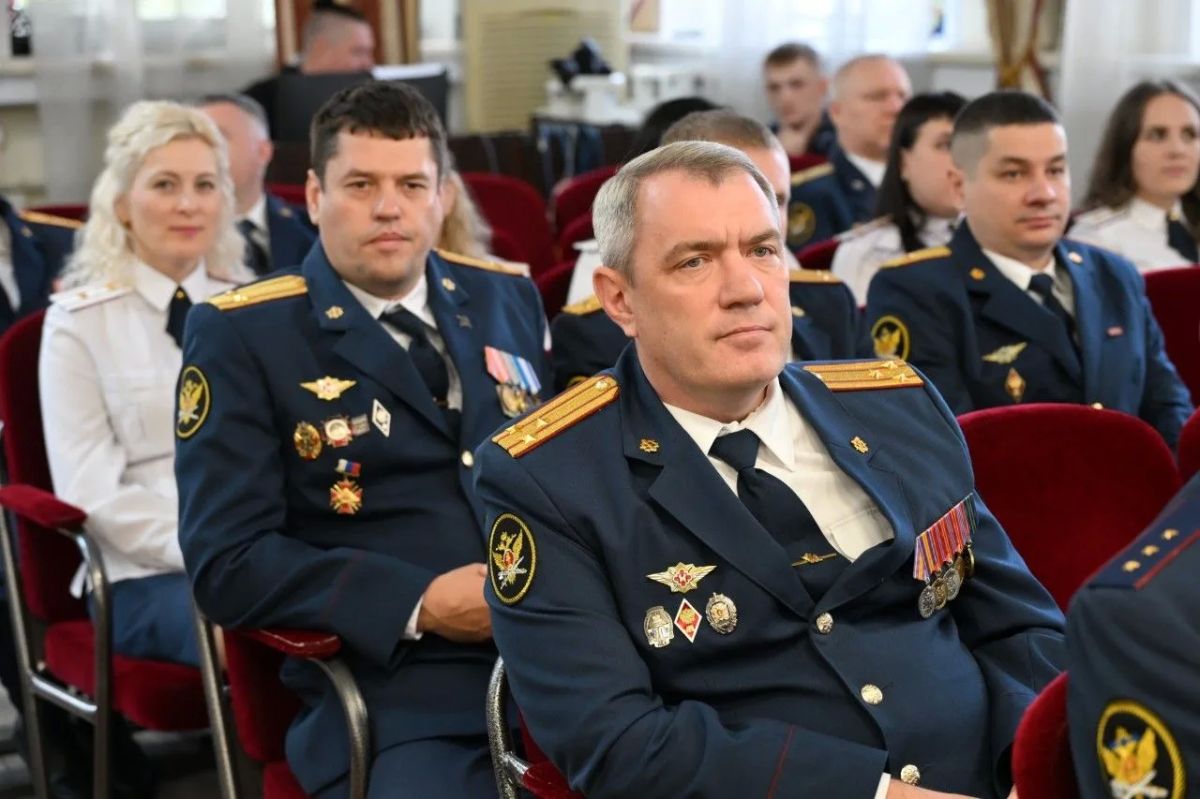 Александр Романенко поздравил сотрудников следственного изолятора №1 с вековым юбилеем учреждения Александр Романенко поздравил сотрудников следственного изолятора №1 с вековым юбилеем учреждения