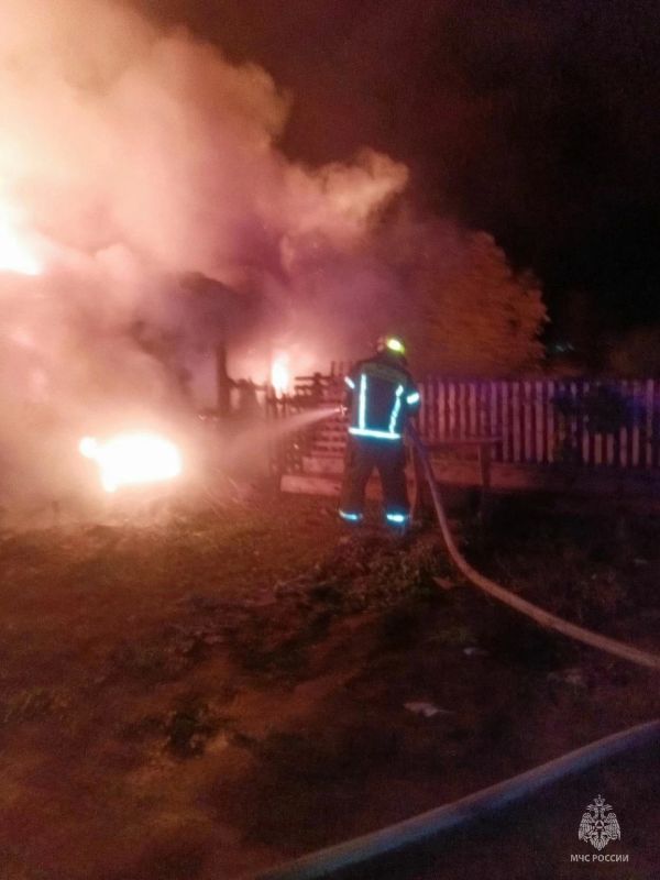 Пожарные спасли мужчину из горящего дома в Змеиногорске Пожарные спасли мужчину из горящего дома в Змеиногорске