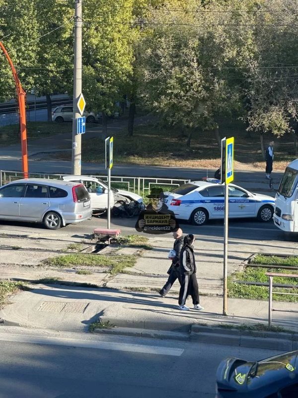 Водитель на «Ниссан Санни» врезался в ограждение и скрылся с места ДТП в Барнауле