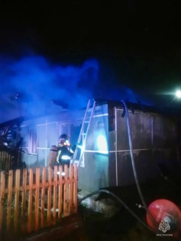 Пожарные спасли мужчину из горящего дома в Змеиногорске Пожарные спасли мужчину из горящего дома в Змеиногорске