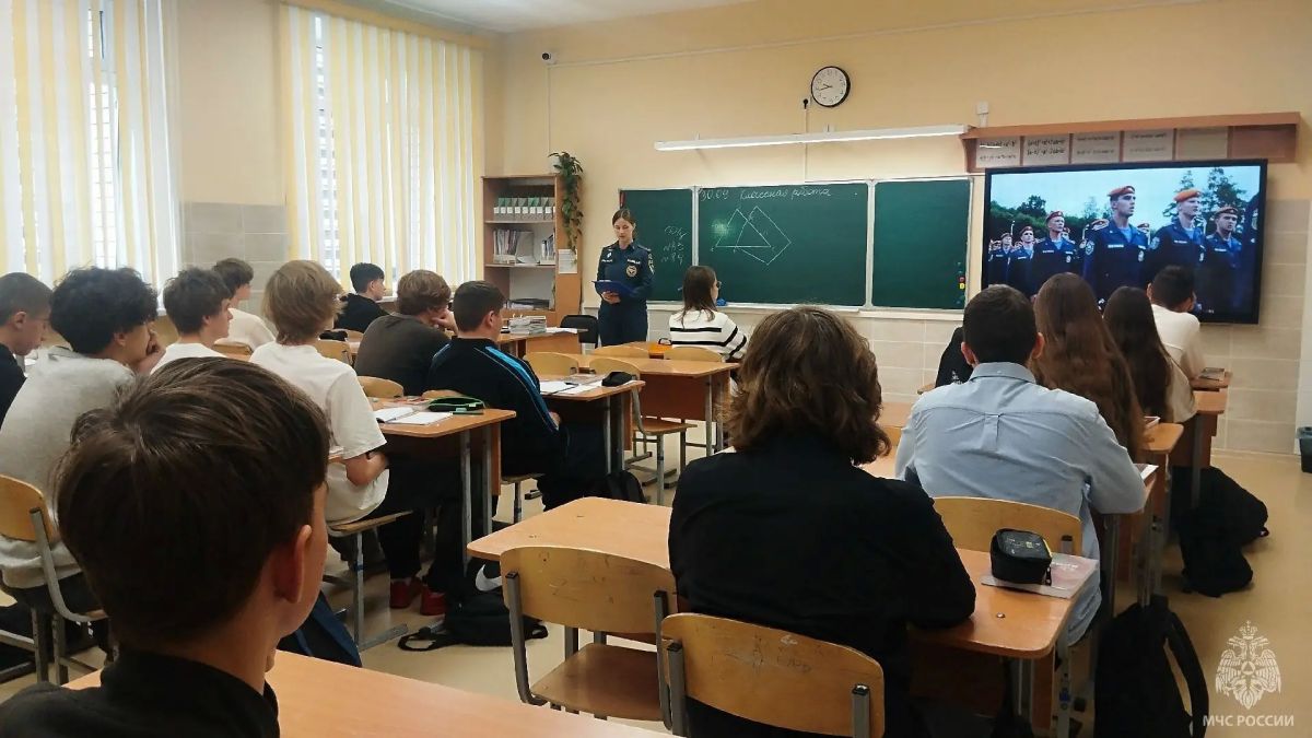 Выбор профессии . Сотрудники ГУ МЧС России по Алтайскому краю продолжают информационную работу среди школьников о возможности поступления в ВУЗы чрезвычайного ведомства