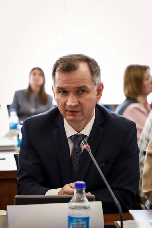 Круглый стол «Подготовка кадров для креативной экономики Алтайского края: от диалога к стратегии» Круглый стол «Подготовка кадров для креативной экономики Алтайского края: от диалога к стратегии»