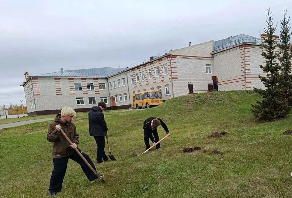 Школьники Барнаула проверяют воздух и сажают деревья в рамках проекта "Чистый воздух" Школьники Барнаула проверяют воздух и сажают деревья в рамках проекта "Чистый воздух"