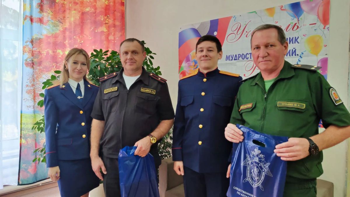 Сотрудники следственного управления СК России по Алтайскому краю поздравили педагогов Барнаульского кадетского корпуса с Днем учителя Сотрудники следственного управления СК России по Алтайскому краю поздравили педагогов Барнаульского кадетского корпуса с Днем учителя