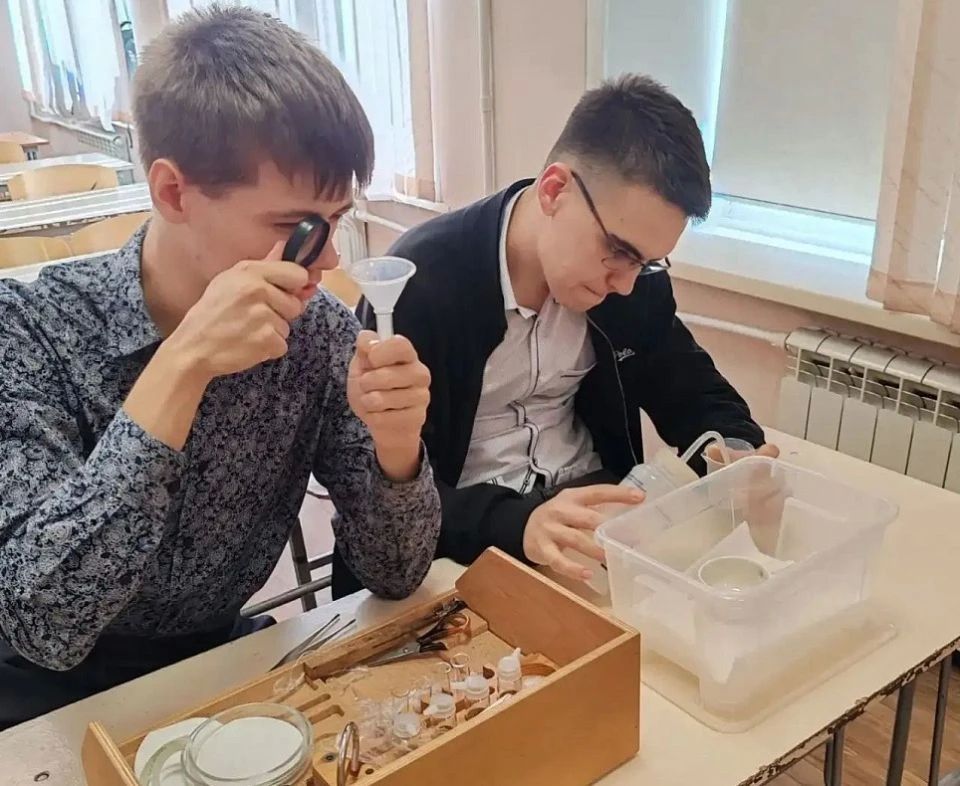 Школьники Барнаула проверяют воздух и сажают деревья в рамках проекта "Чистый воздух" Школьники Барнаула проверяют воздух и сажают деревья в рамках проекта "Чистый воздух"