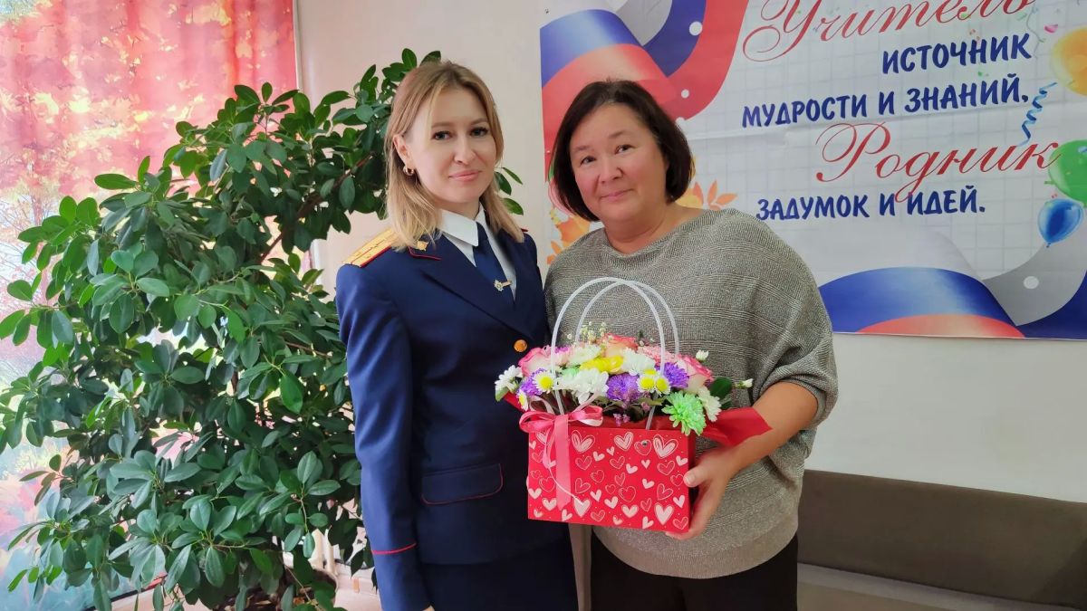 Сотрудники следственного управления СК России по Алтайскому краю поздравили педагогов Барнаульского кадетского корпуса с Днем учителя Сотрудники следственного управления СК России по Алтайскому краю поздравили педагогов Барнаульского кадетского корпуса с Днем учителя