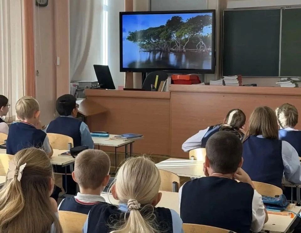 Школьники Барнаула проверяют воздух и сажают деревья в рамках проекта "Чистый воздух" Школьники Барнаула проверяют воздух и сажают деревья в рамках проекта "Чистый воздух"