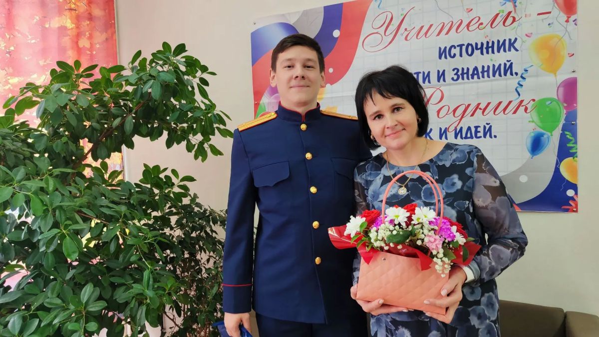 Сотрудники следственного управления СК России по Алтайскому краю поздравили педагогов Барнаульского кадетского корпуса с Днем учителя