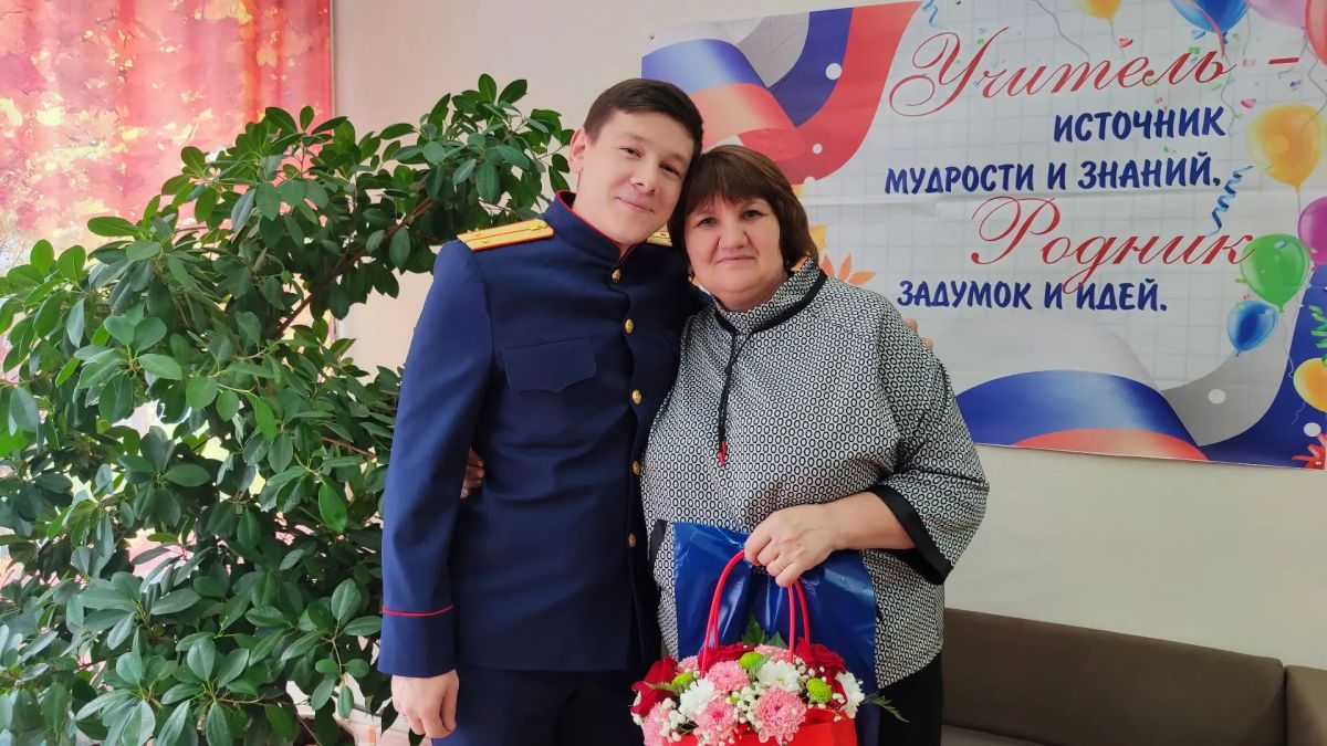 Сотрудники следственного управления СК России по Алтайскому краю поздравили педагогов Барнаульского кадетского корпуса с Днем учителя Сотрудники следственного управления СК России по Алтайскому краю поздравили педагогов Барнаульского кадетского корпуса с Днем учителя