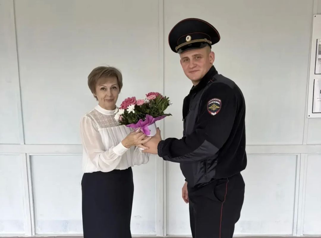 Сегодня, в День учителя, сотрудники полиции присоединились к всероссийской акции #МойНаставник, #ПолицейскийУчителю