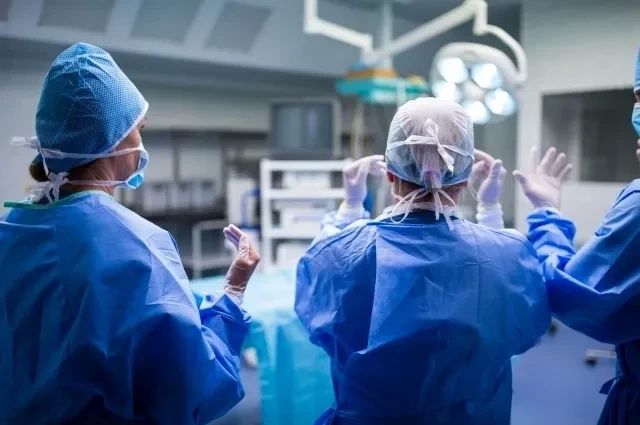 В медицинских учреждениях Алтайского края сохраняется нехватка кадров, однако дефицит специалистов удалось заметно снизить, сообщают «Вести Алтай»
