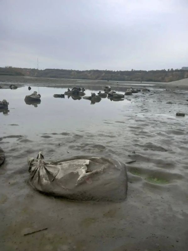 После летнего сезона на городском пляже Барнаула бросили мешки с песком, которые удерживали аттракционы После летнего сезона на городском пляже Барнаула бросили мешки с песком, которые удерживали аттракционы