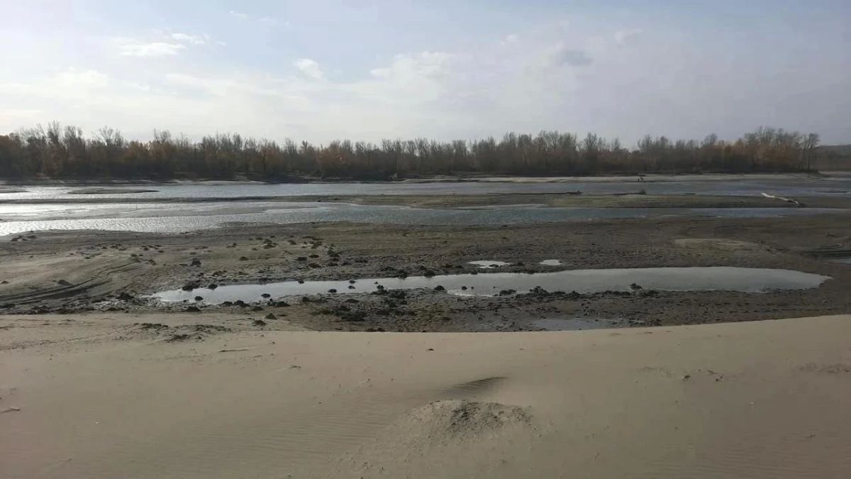 После летнего сезона на городском пляже Барнаула бросили мешки с песком, которые удерживали аттракционы