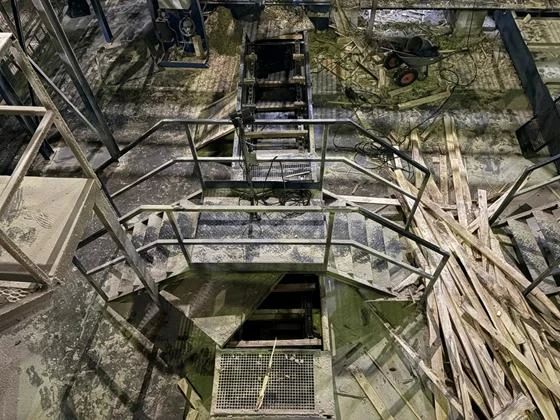 Рабочий получил смертельные травмы внутри транспортера в лесопильном цехе