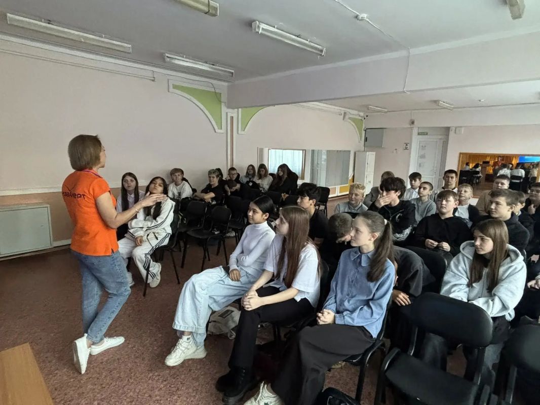 Вопросы комплексной безопасности обсудили с барнаульскими школьниками Вопросы комплексной безопасности обсудили с барнаульскими школьниками