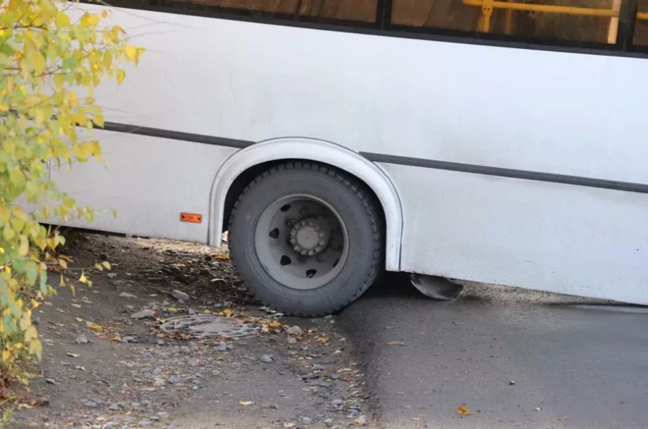 В Бийске водитель автобуса погиб во время ремонта транспорта В Бийске водитель автобуса погиб во время ремонта транспорта