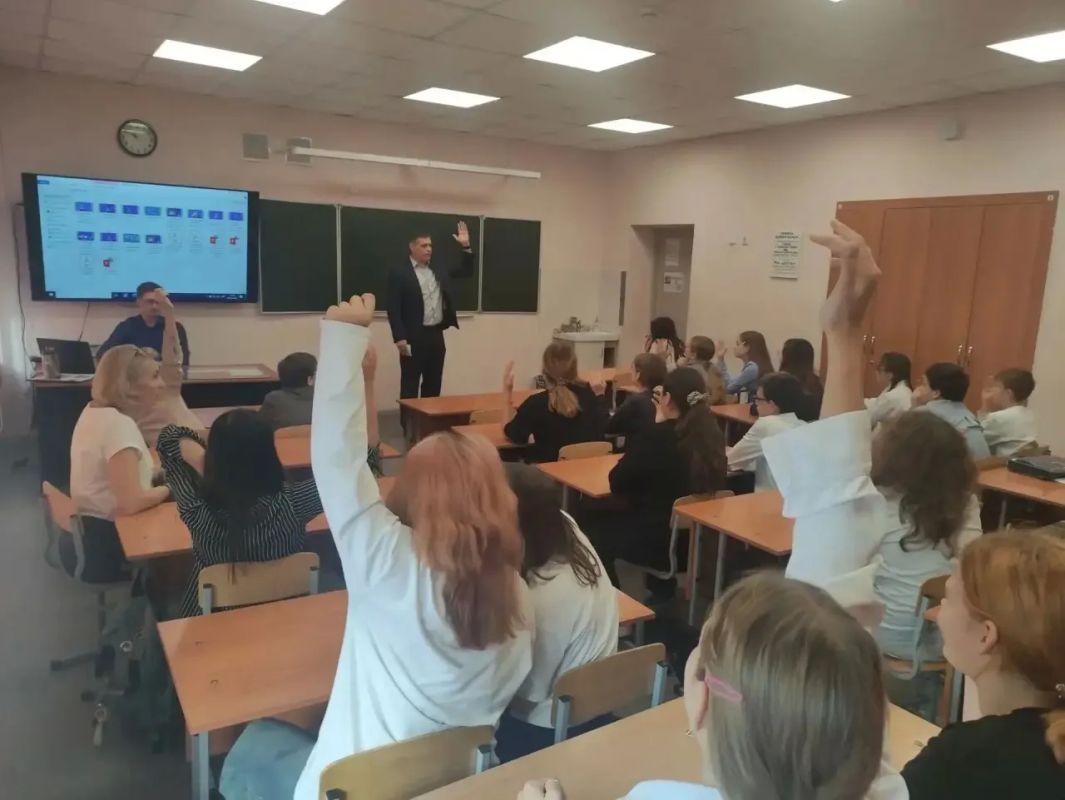 Как мошенники придумывают истории для обмана? Урок цифровой безопасности прошел в барнаульском лицее № 130