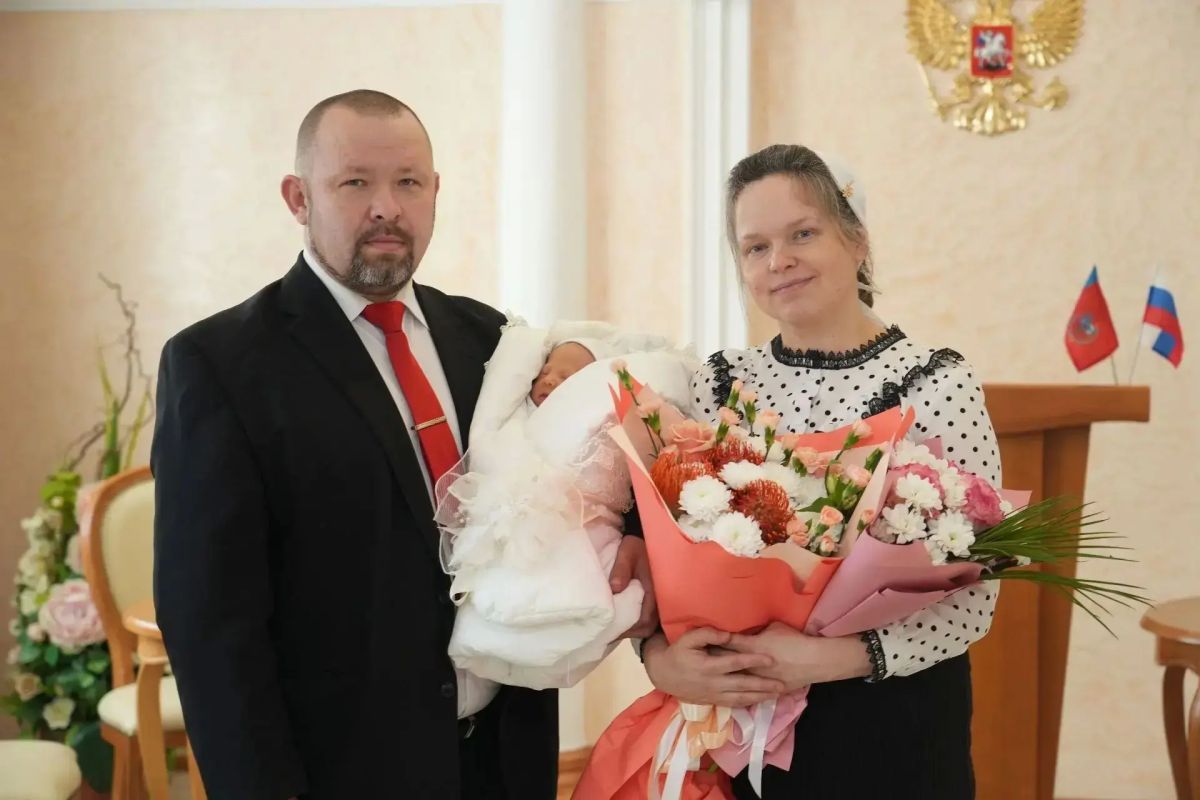 В Бийском отделе ЗАГС зарегистрировали рождение 12-го ребёнка в многодетной семье Клатт Виталия и Алены