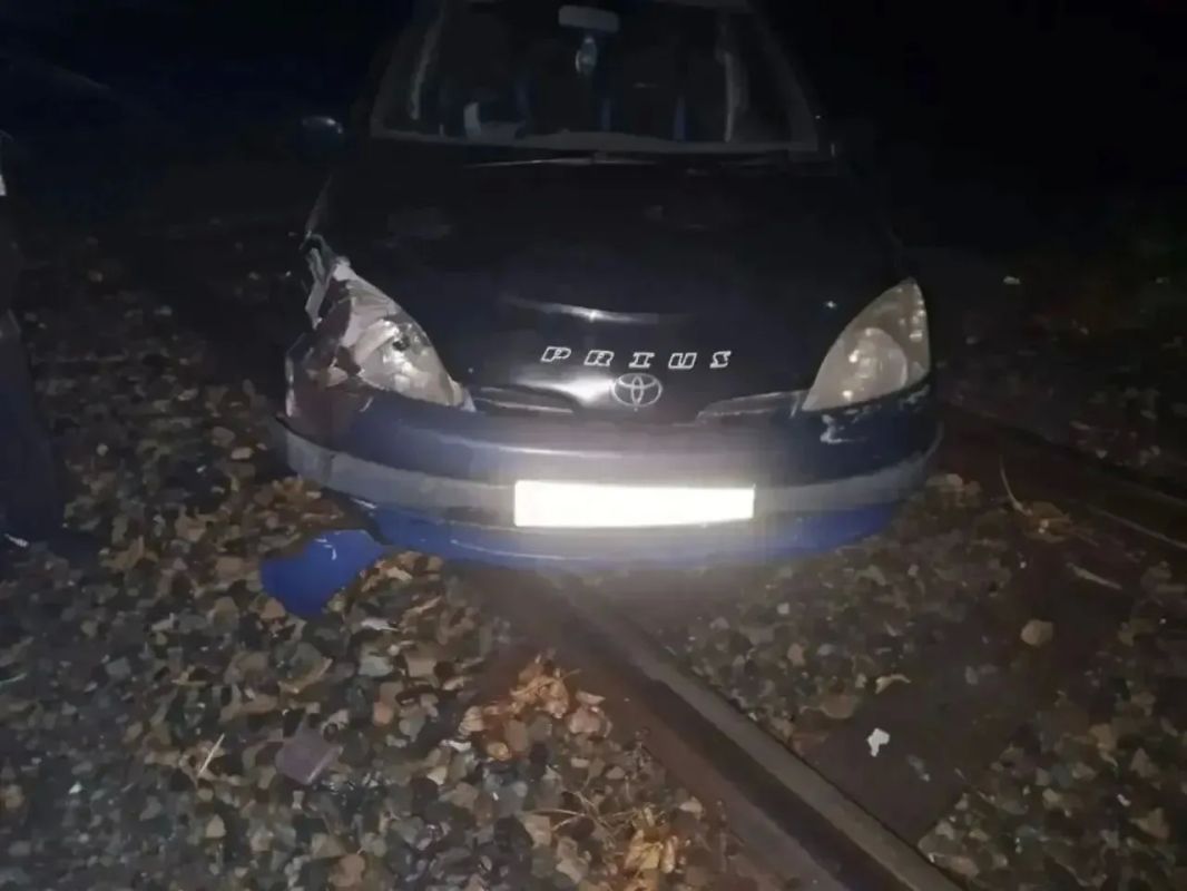 В Алтайском крае поезд сбил автомобиль на ж/д переезде