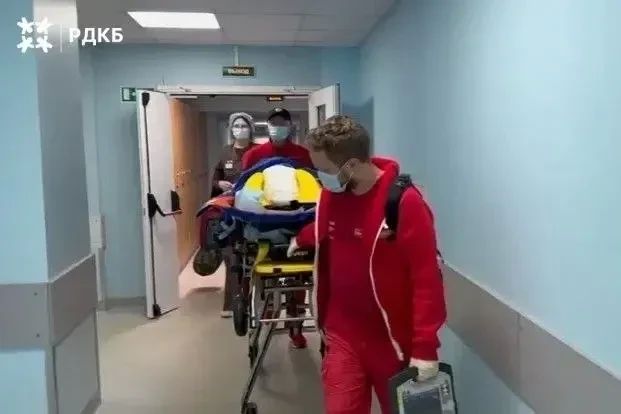 Пережившего нападение медведя подростка из Алтайского края перевезли в Москву