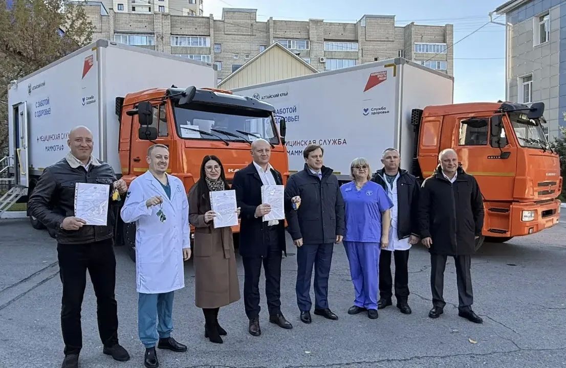 Виктор Томенко: Передали ключи от мобильных медицинских комплексов главным врачам Алейской и Славгородской центральных районных больниц и городской больницы №2 Рубцовска