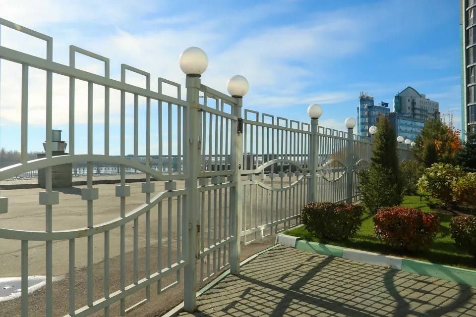 Барнаульцы жалуются на закрытую набережную у ЖК "Аквамарин"