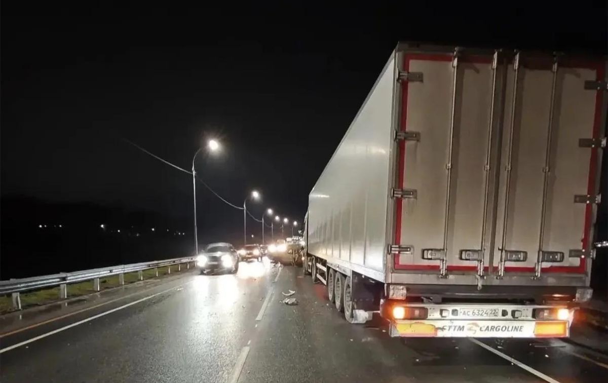 Водитель легковушки погиб после столкновения с автобусом и грузовиком на Чуйском тракте Водитель легковушки погиб после столкновения с автобусом и грузовиком на Чуйском тракте