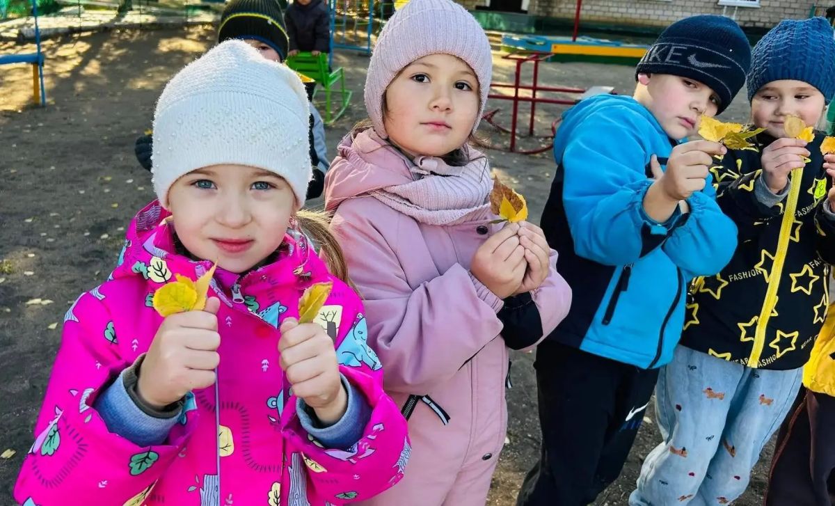 Осень радует яркими красками листвы деревьев и, конечно, тёплыми солнечными днями Осень радует яркими красками листвы деревьев и, конечно, тёплыми солнечными днями