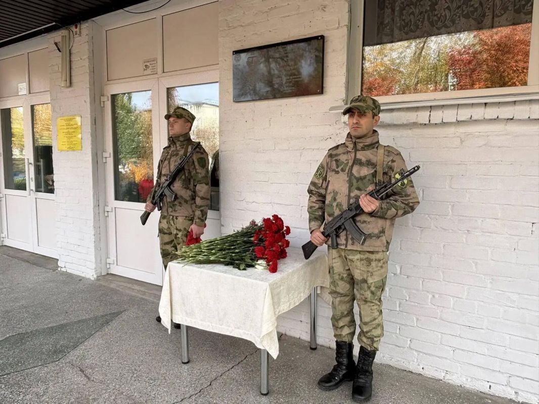 #ВечнаяПамятьГероям. Сегодня на фасаде гимназии № 11 состоялось торжественное открытие мемориальной доски Ивану Андреевичу Максимову, погибшему при исполнении воинского долга в ходе специальной военной операции #ВечнаяПамятьГероям. Сегодня на фасаде гимназии № 11 состоялось торжественное открытие мемориальной доски Ивану Андреевичу Максимову, погибшему при исполнении воинского долга в ходе специальной военной операции
