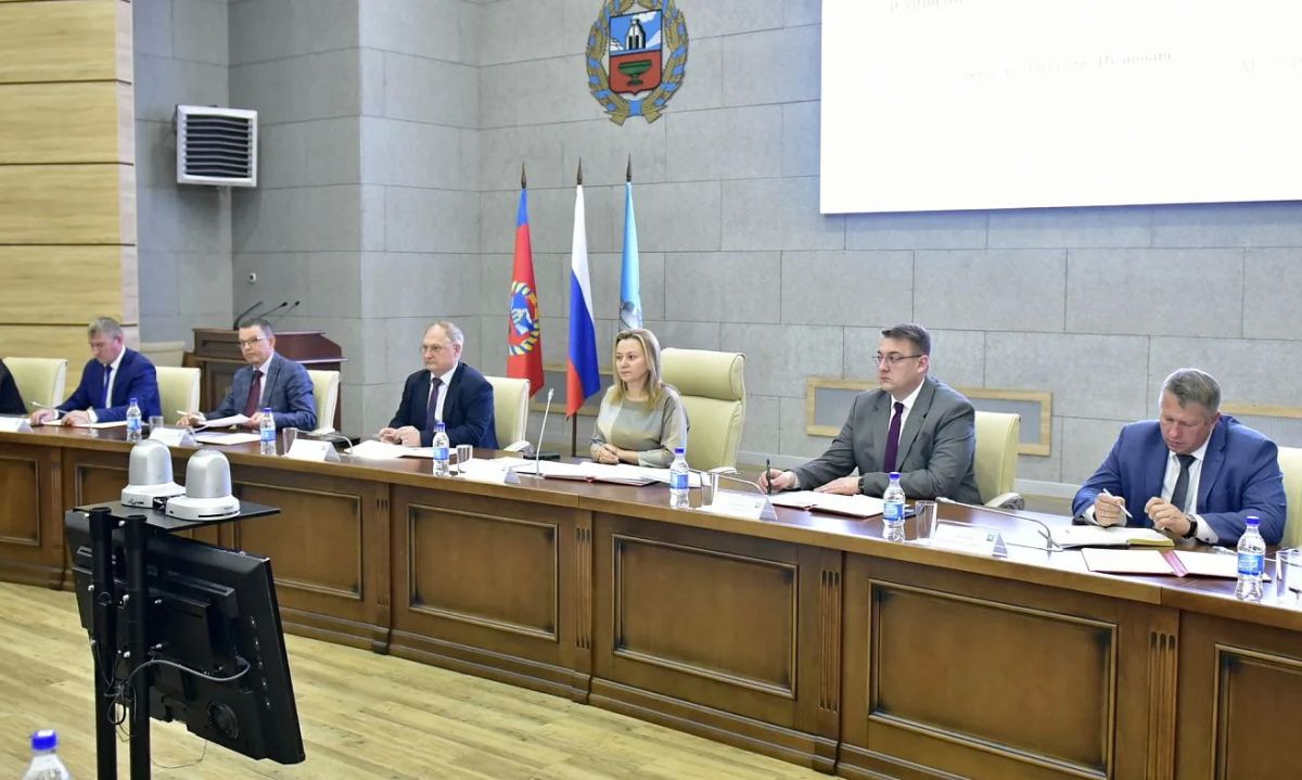 В Барнауле обсудили безопасность на дорогах, профилактику интернет-мошенничеств и пожаров В Барнауле обсудили безопасность на дорогах, профилактику интернет-мошенничеств и пожаров