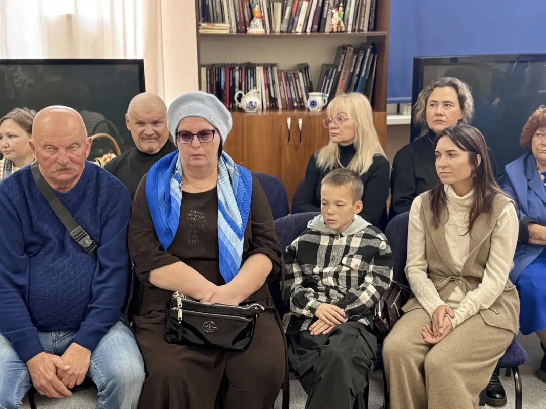 В Барнауле открылась выставка «Папа – ангел за плечами» В Барнауле открылась выставка «Папа – ангел за плечами»
