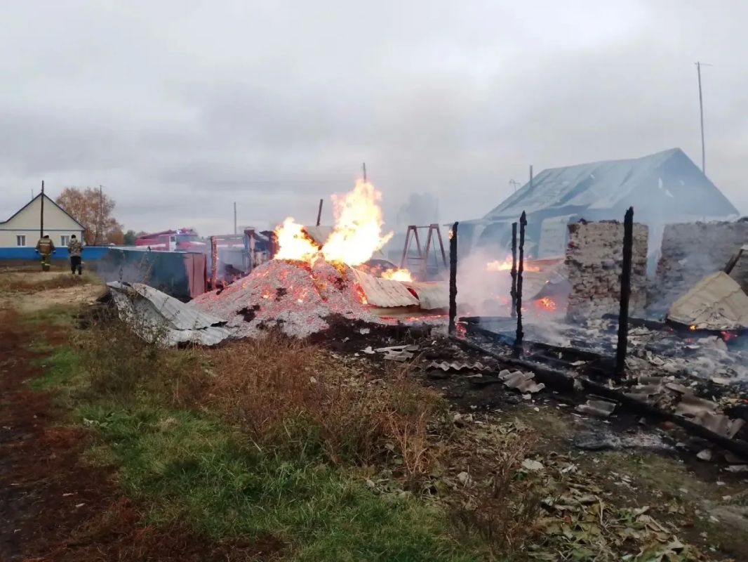 Крупный пожар в Крутихинском районе: огонь уничтожил надворные постройки Крупный пожар в Крутихинском районе: огонь уничтожил надворные постройки