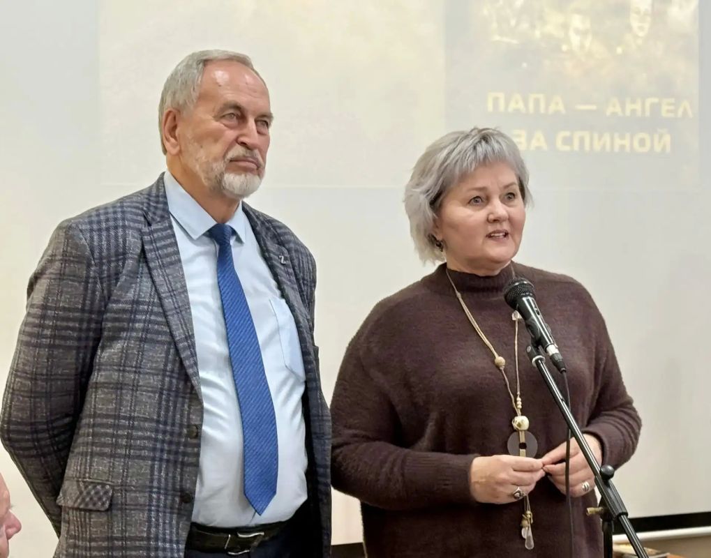 В Барнауле открылась выставка «Папа – ангел за плечами» В Барнауле открылась выставка «Папа – ангел за плечами»