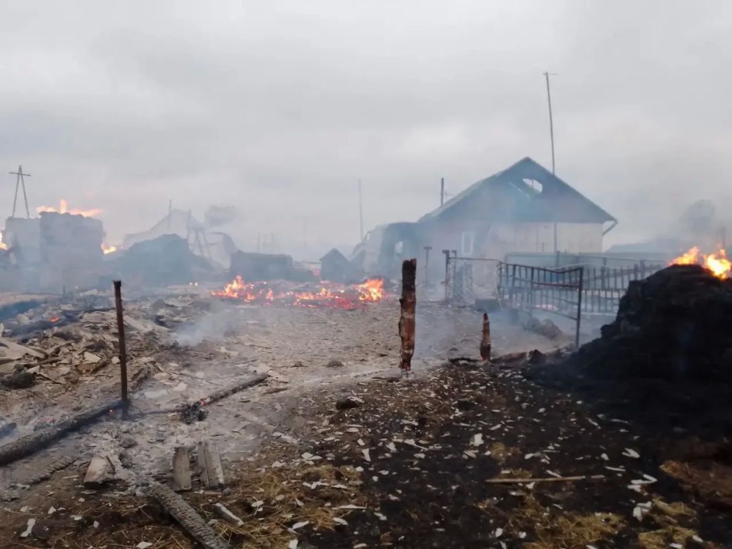 Крупный пожар в Крутихинском районе: огонь уничтожил надворные постройки Крупный пожар в Крутихинском районе: огонь уничтожил надворные постройки