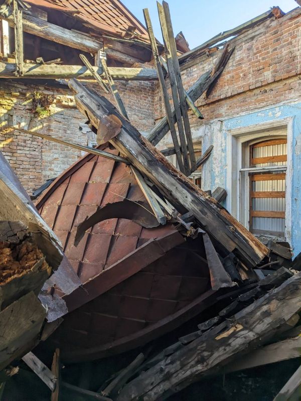 В Бийске обрушился купол исторического особняка купца Кричевцева на улице Короткой, 46, сообщает паблик "Архдозор-Бийск" во "Вконтакте" В Бийске обрушился купол исторического особняка купца Кричевцева на улице Короткой, 46, сообщает паблик "Архдозор-Бийск" во "Вконтакте"