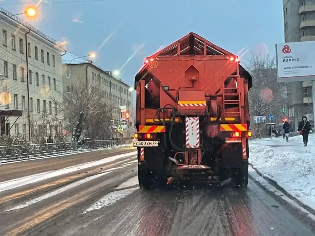 Дорожные службы Барнаула переходят на зимний режим работы