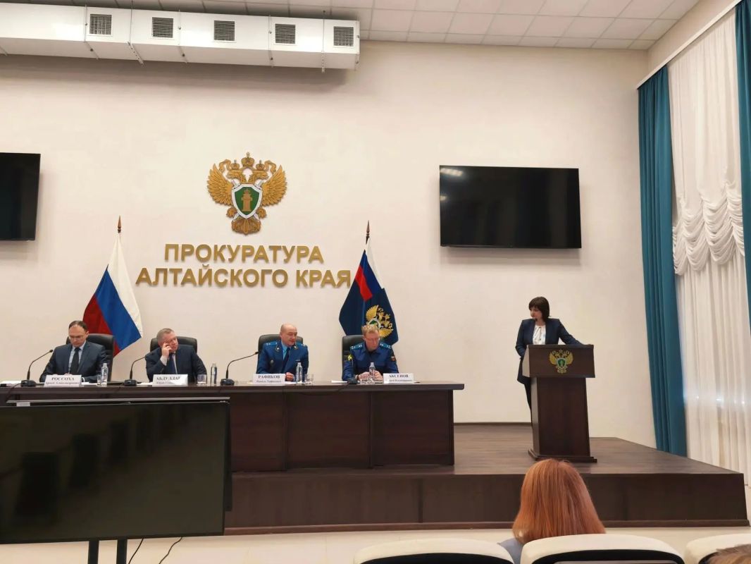Под председательством заместителя прокурора Алтайского края Рамиля Рафикова проведено заседание межведомственной рабочей группы по защите прав несовершеннолетних