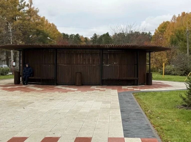 В барнаульском поселке Южном завершают благоустройство аллеи имени Чепурко В барнаульском поселке Южном завершают благоустройство аллеи имени Чепурко