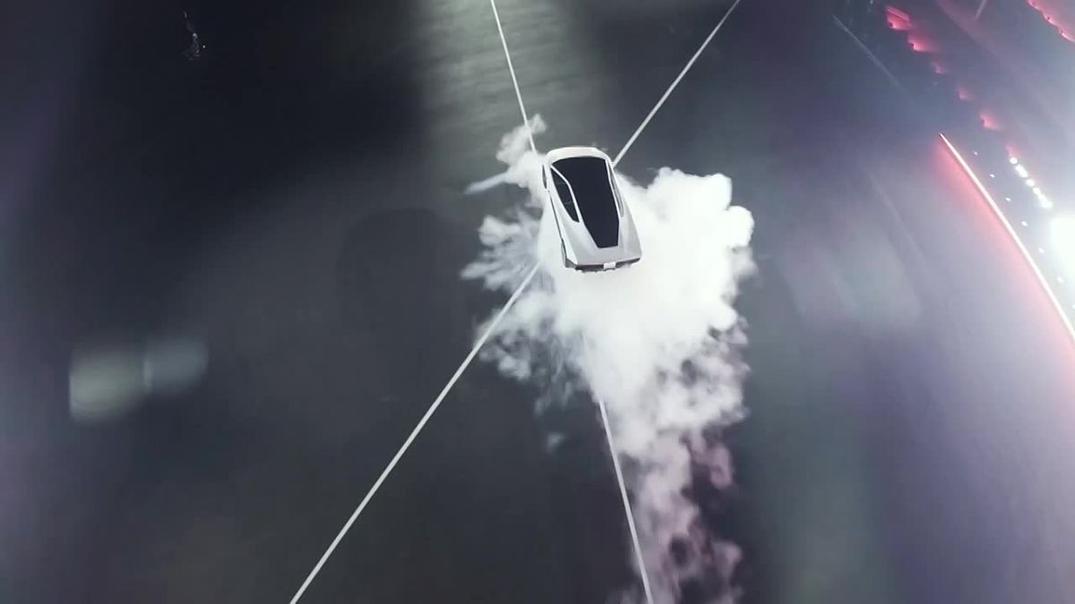 Tesla продемонстрировала летающую машину Компания Tesla показала новый электрический спорткар Roadster, который во время испытаний совершил переворот в воздухе и проехал по изогнутой рампе вверх колесами. Презентация прошла...