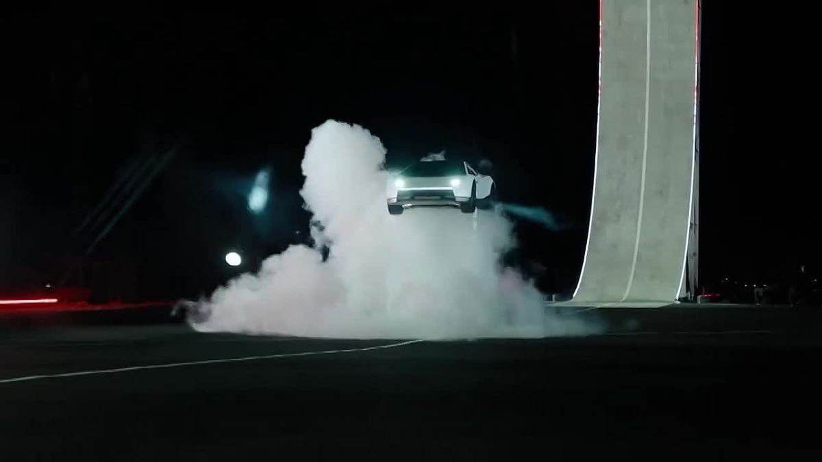 Tesla представила летающий электрокар Roadster По словам главы Tesla Илона Маска, у автомобиля есть маневровые двигатели для управления высотой и основные двигатели в хвостовой части, поэтому он может летать, как ракета